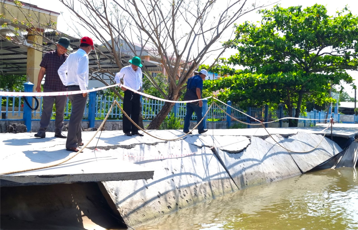 Nam giải sạt lở bờ sông ở Cà Mau: Một huyện bị sạt lở 45 lần (31/5/2023)